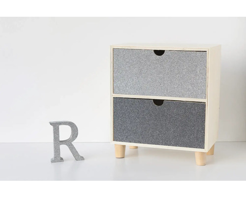 Malá skříňka se dvěma zásuvkami a ozdobným písmenem