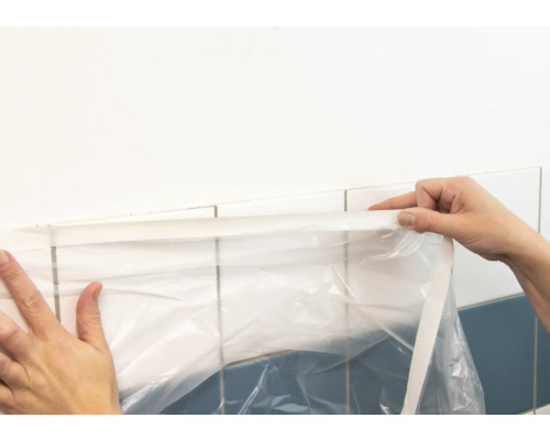 Krycí fólie se připevňuje na obkládačky