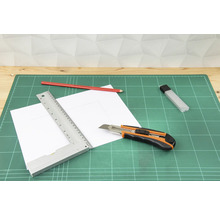 Řezací podložka s řezačkou, pravítkem, tužkou a papírem