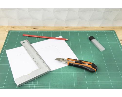 Řezací podložka s řezačkou, pravítkem, tužkou a papírem