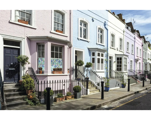 Řada městských domů s předzahrádkami a schodišti