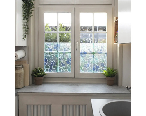 Okno s dekorativní okenní fólií s květinovým designem pro větší soukromí.