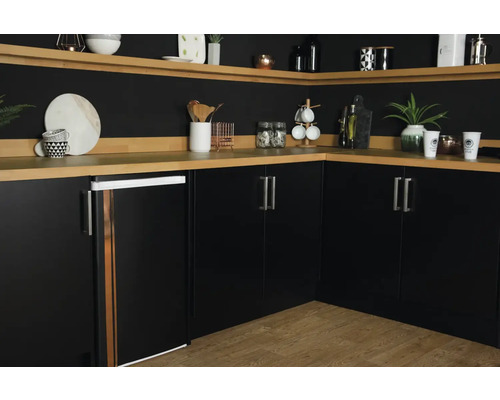 Rohová kuchyně se spodními skříňkami, pracovní deskou a policemi.