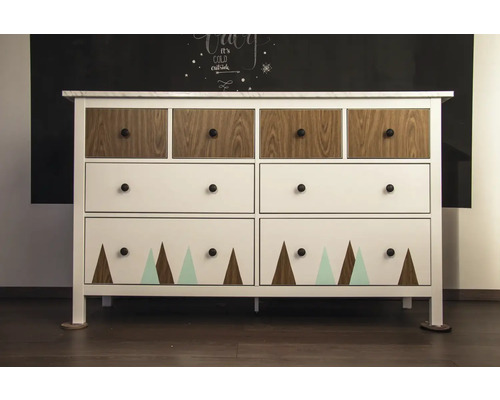 Komoda se šesti zásuvkami, dřevem a trojúhelníkovým vzorem