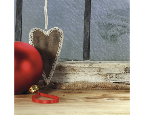 Dekorativní scéna s oknem, závěsem ve tvaru srdce a vánoční koulí