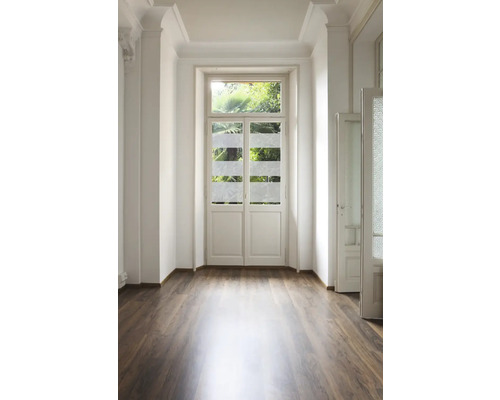 Světlá místnost s dřevěnou podlahou, dvoukřídlými dveřmi a oknem