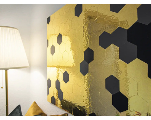 Nástěnná dekorace se zlatými a černými šestihrannými dlaždicemi