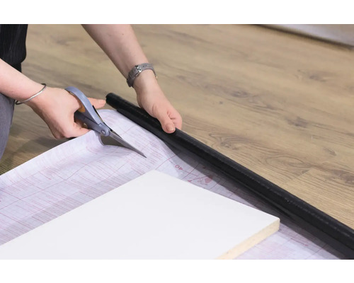 Stříhání dekorativní fólie nůžkami pro aplikaci na nábytek