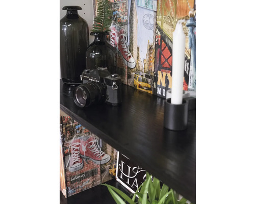 Dekorativní police s vázami, fotoaparátem a motivy New Yorku