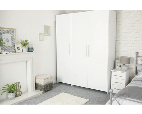 Ložnice s bílou šatní skříní a nočním stolkem