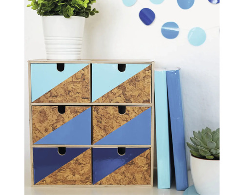 Komoda se šesti zásuvkami, korkovým čelem a trojúhelníkovým designem