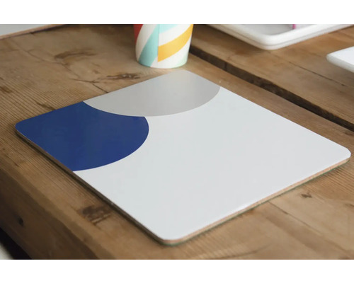 Čtvercová podložka na stůl s geometrickým vzorem na dřevěném stole