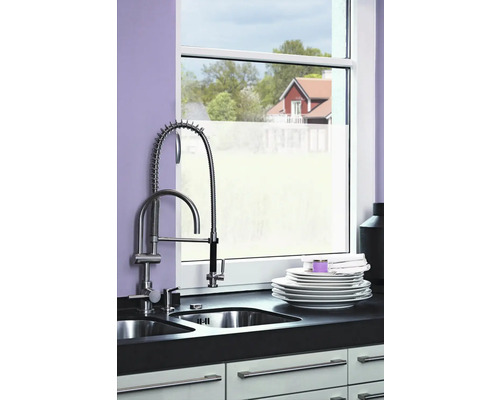 Kuchyňský dřez s baterií a nádobím na pracovní desce