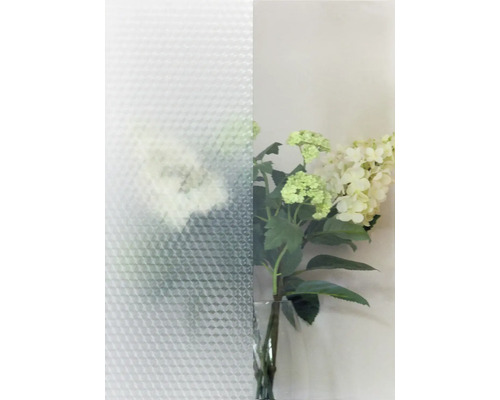 Strukturované sklo s trojúhelníkovým vzorem vedle vázy s květinami