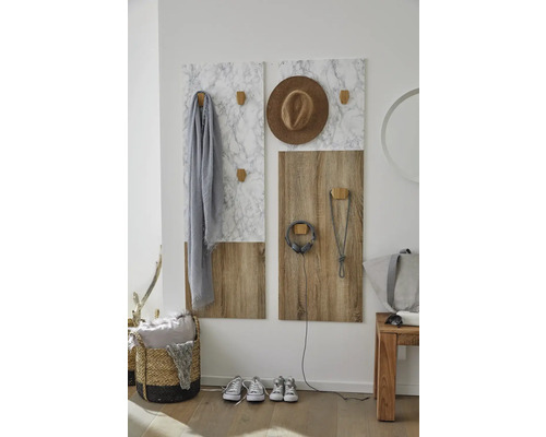 Předsíň s šatními panely, klobouk, sluchátka, šála, kabelka a košík