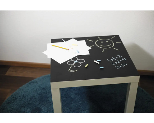 Dětský stolek s povrchem tabule, kresby křídou, papír a tužka