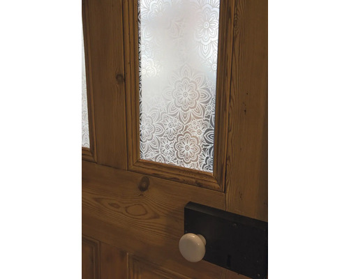 Dřevěné dveře s květinovým sklem a klikou dveří