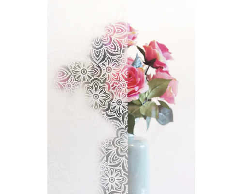 Dekorační fólie s květinovým vzorem a váza s růžemi