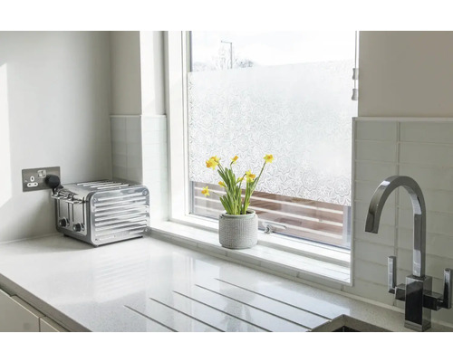 Kuchyňská scéna s topinkovačem, dřezem a okenní fólií se vzorem