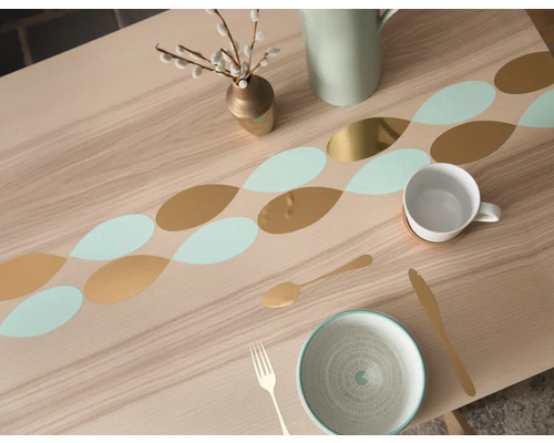 Zdobený stůl s nádobím, vázou a džbánem