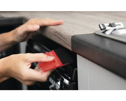 Použití stěrky pro vyhlazení fólie na sporáku