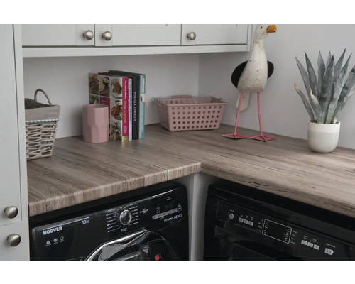 Prádelna s pračkou, sušičkou a dřevěným úložným prostorem