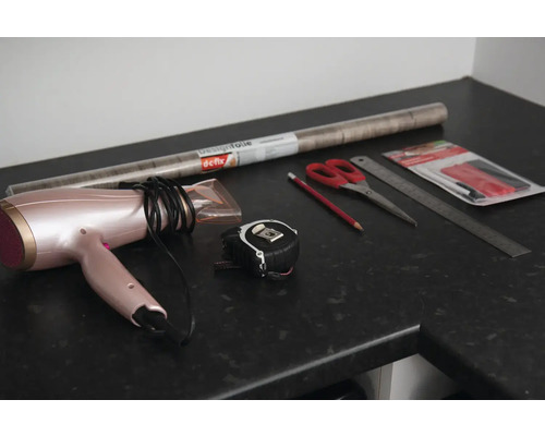 Nástroje a materiály pro aplikaci designové fólie na pracovní desku