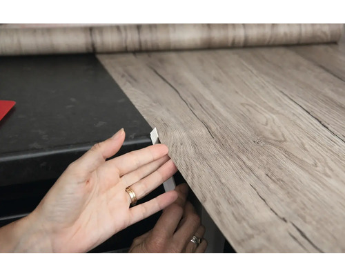 Aplikace samolepicí fólie s dřevěným vzhledem na povrch