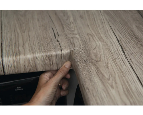 Pracovní deska s dřevěným dekorem a rohovým spojem