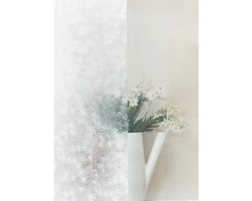 Dekorační fólie s geometrickým vzorem vedle vázy s květinami