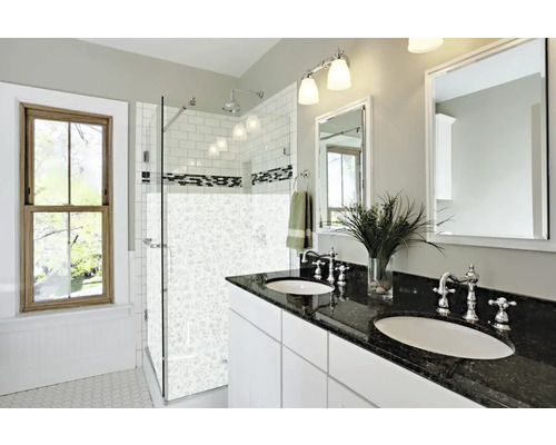 Koupelna se sprchou, umyvadlem a zrcadlem