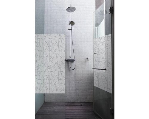 Moderní koupelna se sprchou, skleněnou stěnou a bambusovým vzorem