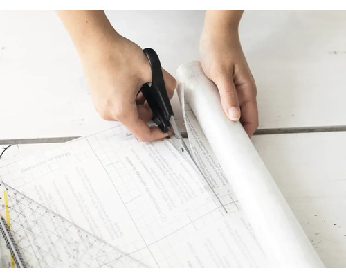 Stříhání transparentní fólie nůžkami