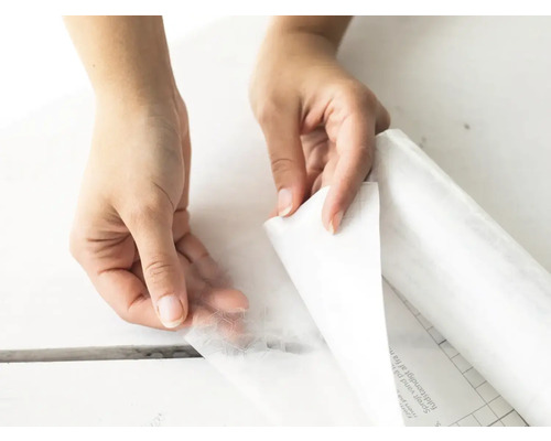 Dekorační fólie se ručně odlepuje