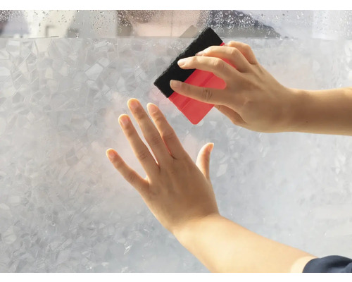 Aplikace dekorativní fólie stěrkou na skleněnou tabuli