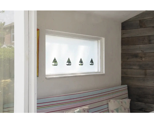 Interiér s okenní fólií a motivy lodí