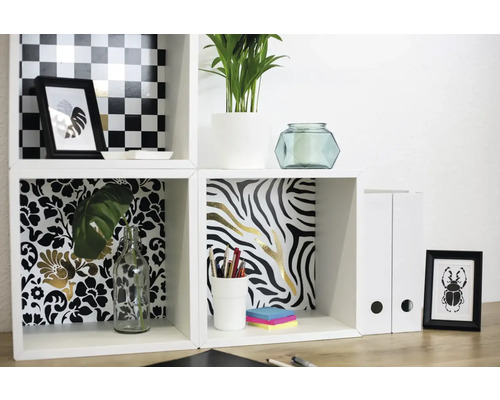 Dekorativní regálový systém s rostlinami a kancelářskými potřebami