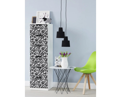 Dekorativní kancelářský prostor s kartotékou, stolem a lampou