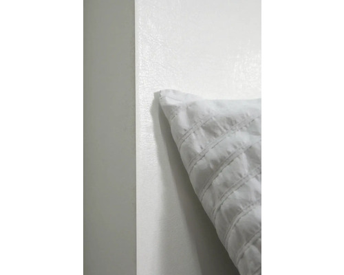 Detailní pohled na bílý polštář s ozdobným prošíváním