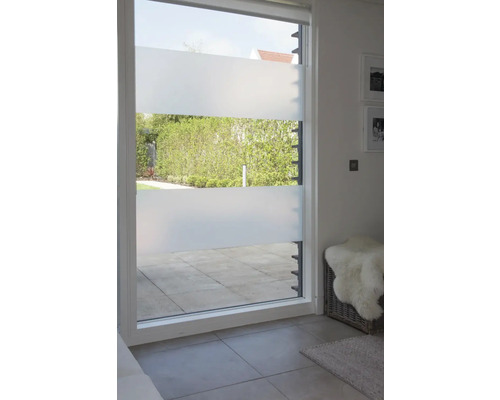 Okno s neprůhlednou okenní fólií pro větší soukromí a denní světlo