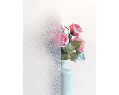 Dekorační fólie s ornamentální strukturou vedle vázy s květinami