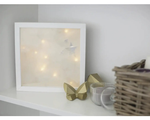 Dekorativní světelný objekt s hvězdami a světelným řetězem v bílém rámu