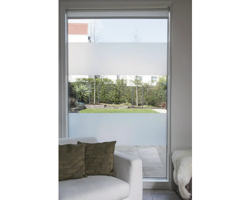 Okno s ochrannou fólií v obývacím pokoji