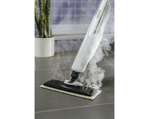 Parní čistič používaný na dlaždice