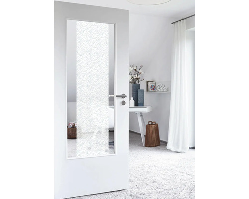 Pohled do interiéru s bílými dveřmi se skleněnou vložkou a vlnovým vzorem