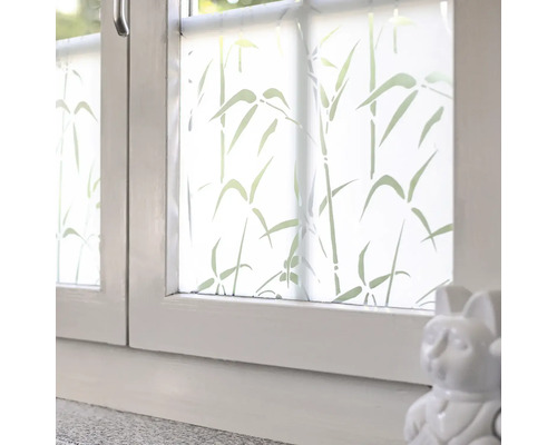 Okno s okenní fólií s bambusovým vzorem