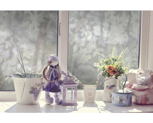 Dekorativní scéna na okenním parapetu s panenkou, lucernou a květinami ve vázách