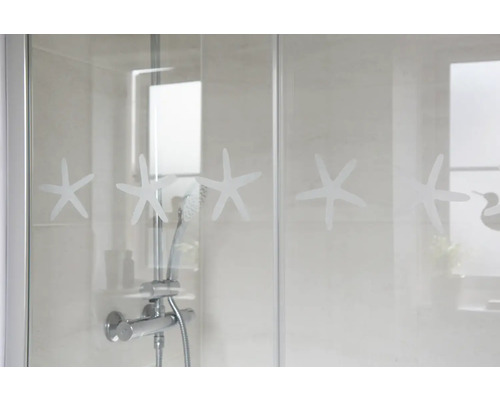 Sprchový kout s motivy mořských hvězd a sprchovou baterií