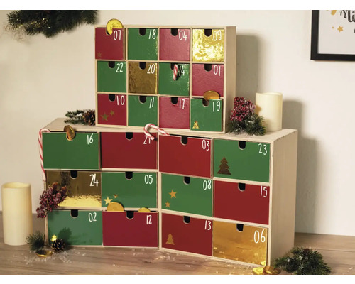Adventní kalendář s 24 zásuvkami v zelené a červené barvě
