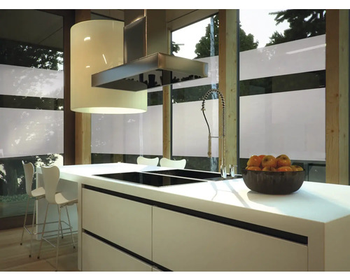 Moderní kuchyně s kuchyňským ostrovem, digestoří a velkým oknem